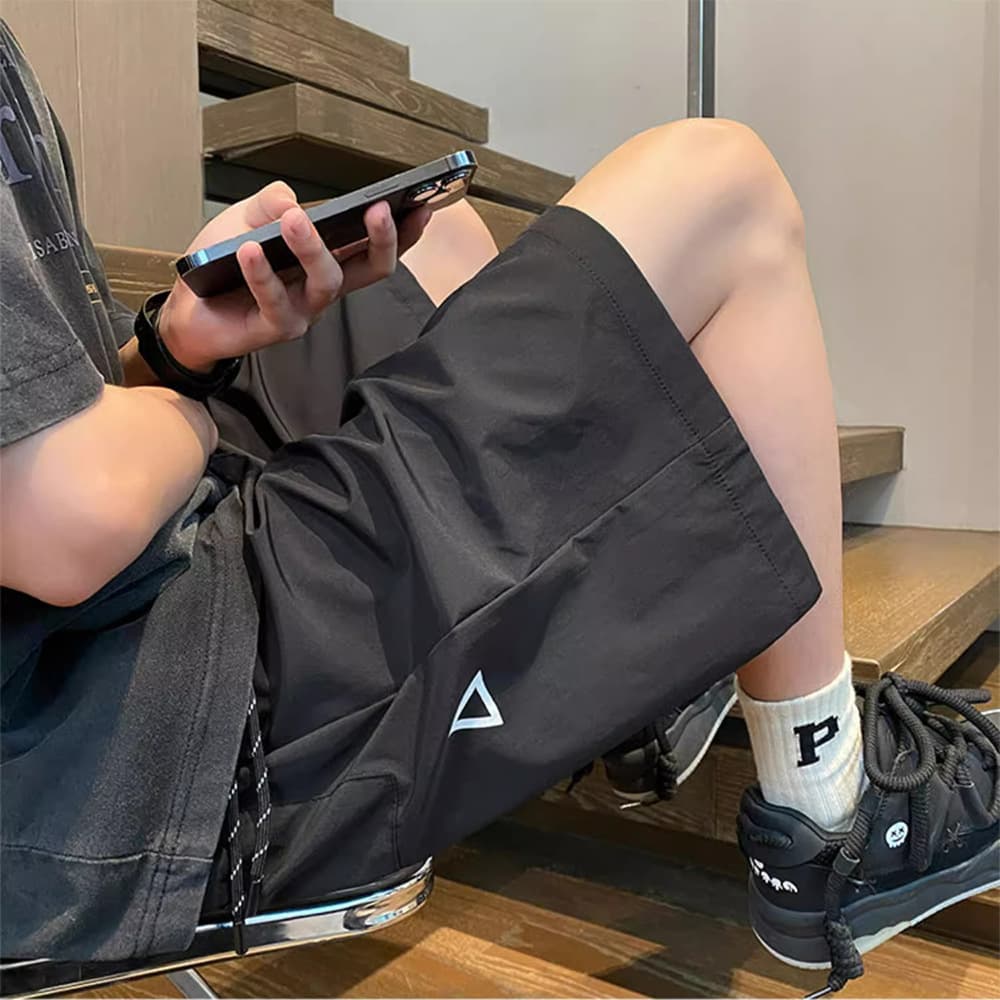 メンズ 黒 ファッション 三角ロゴ入りゆったりハーフパンツ