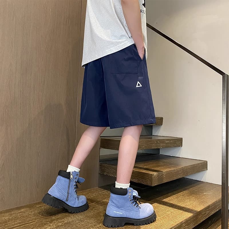 メンズ 黒 ファッション 三角ロゴ入りゆったりハーフパンツ