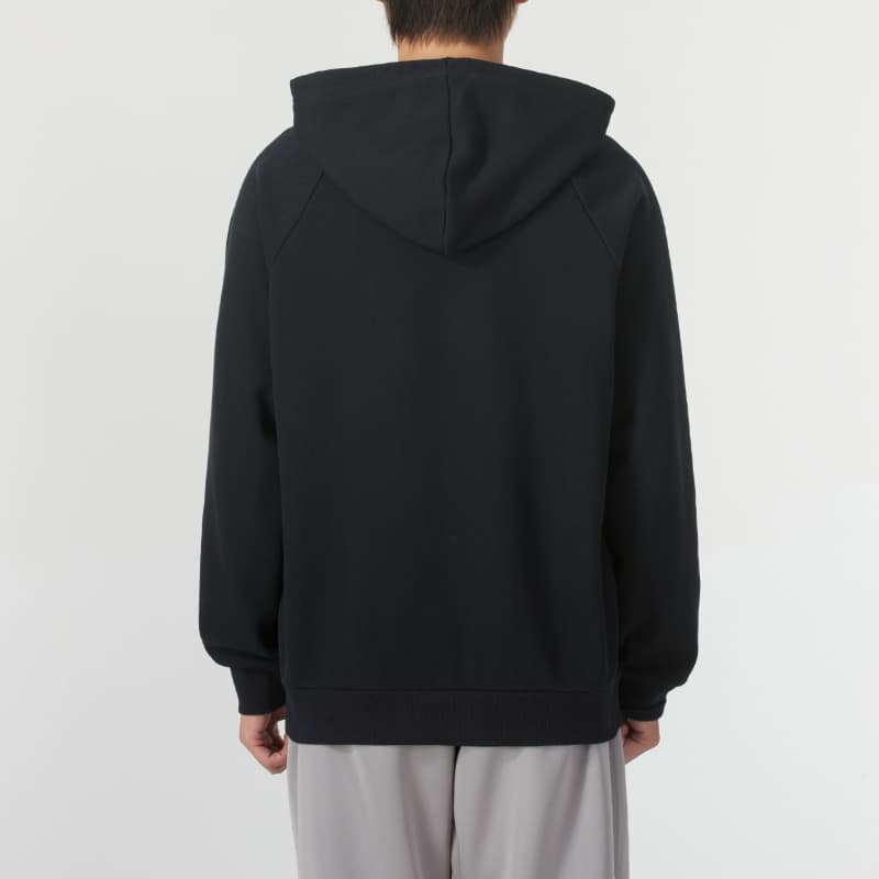 メンズ黒ファッション パーカー シンプル胸元ロゴ入りプルオーバー