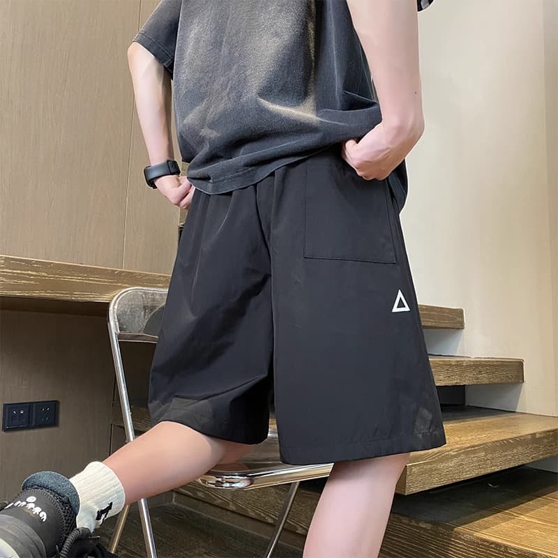 メンズ 黒 ファッション 三角ロゴ入りゆったりハーフパンツ