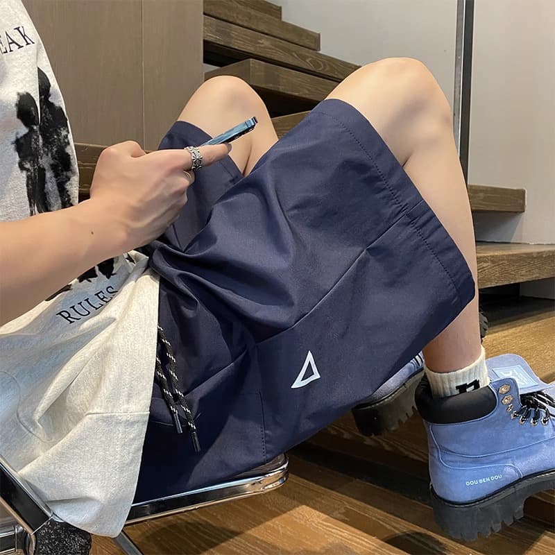 メンズ 黒 ファッション 三角ロゴ入りゆったりハーフパンツ